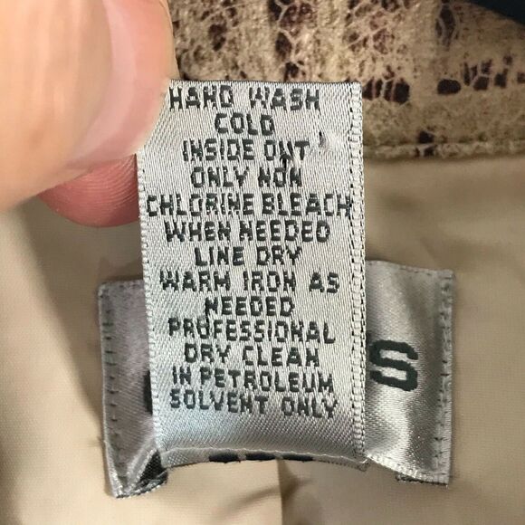 Chico's Size 0 Zipper Front Jacket Mock Neck Light Weight Faux Leather Texture - Picture 8 of 8